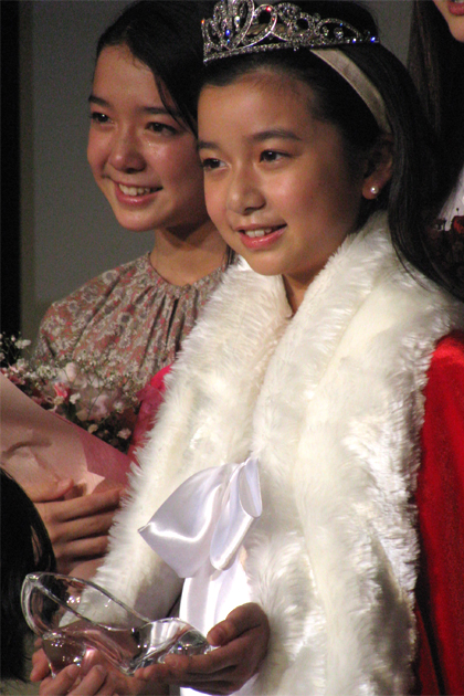 妹の快挙に感涙の姉・萌音さん(左)と
グランプリ受賞の妹・萌歌さん(右)
