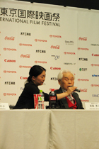 孫の風さんに寄り添われ、
質問に向き合う監督