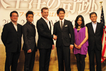 堅い握手を交わす竹野内豊とショーン・マクゴーウァン