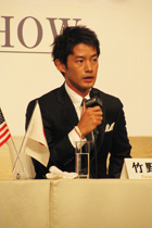 作品への熱い思いを語る竹野内