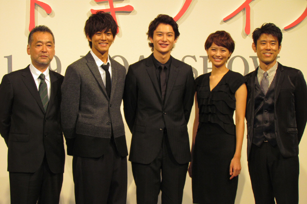 (左から) 瀬々監督、松阪、岡田、榮倉、原田