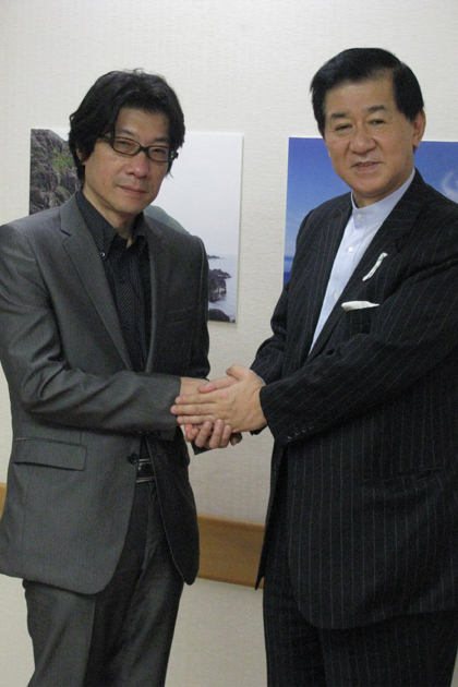 固い握手を交わした阪本監督(左)と岡田社長(右)