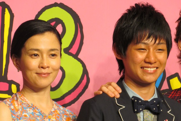 韓流ファンの母を演じた坂井と妄想中学生を演じた平岡