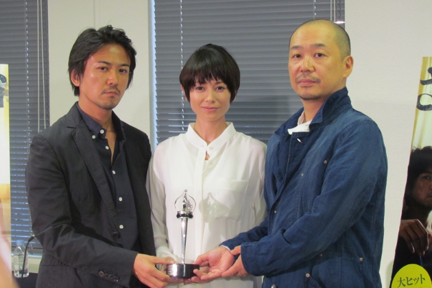 受賞トロフィーを手に