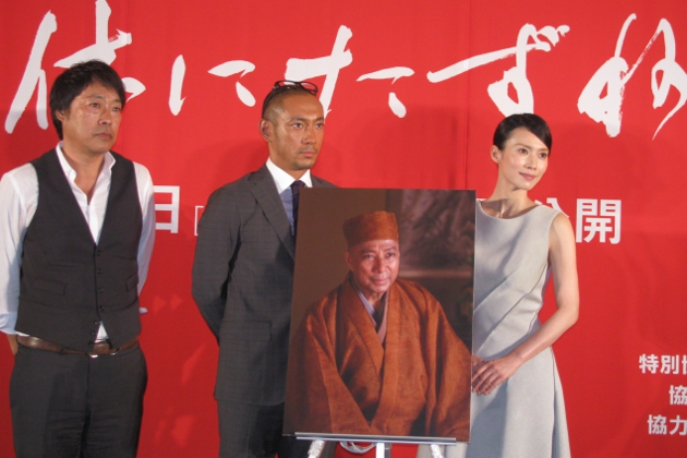 （左から）田中光敏監督、市川海老蔵、中谷美紀