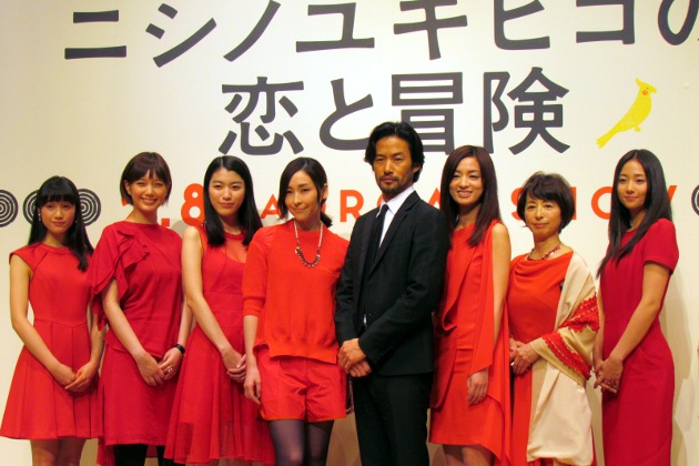 華やかな女優陣に囲まれて