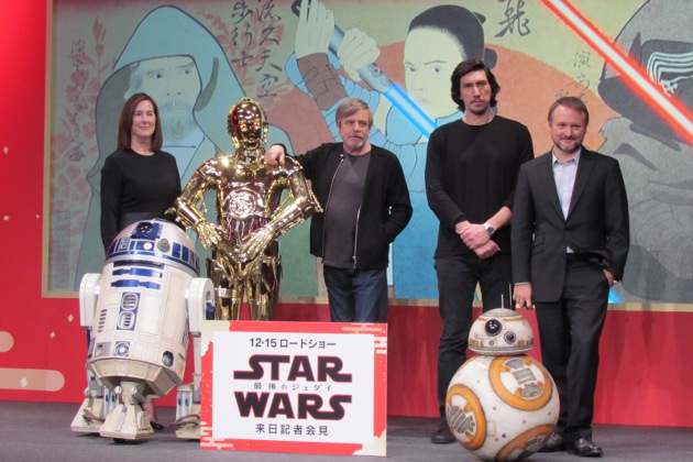スター・ウォーズ浮世絵の前でC‐3PO、BB‐8、R2‐D2も登場！